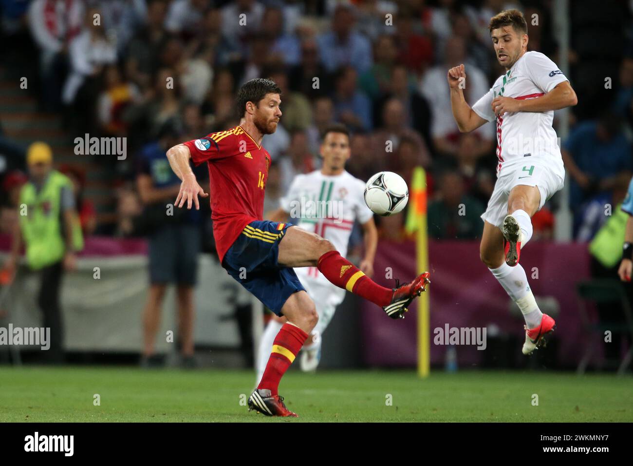 Xabi Alonso ( ESP )gegen Miguel Veloso Portugal Halbfinale demi-finale Portual Spanien Espagne 2:4 n Elfmeterschiessen Fussball EM UEFA Euro Europameisterschaft 2012 Polen Ukraine championnat d'europe de football UEFA 2012 Pologne Ukraine © diebilderwelt / Alamy Stock Banque D'Images