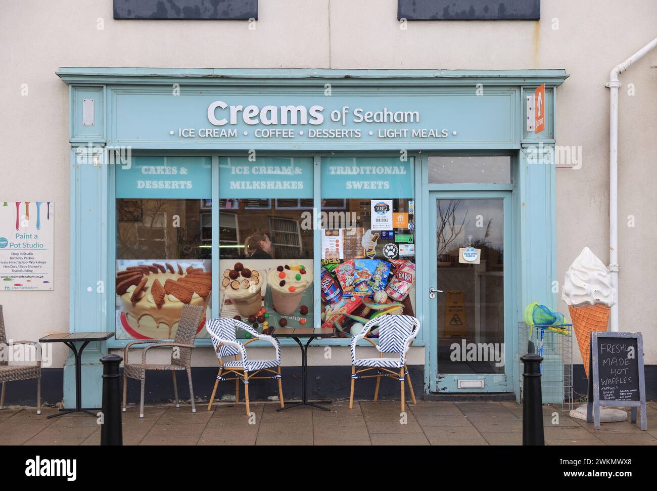 Crème glacée de Seaham et café sur le front de mer de Seaham, dans le comté de Durham, ne Angleterre, Royaume-Uni Banque D'Images