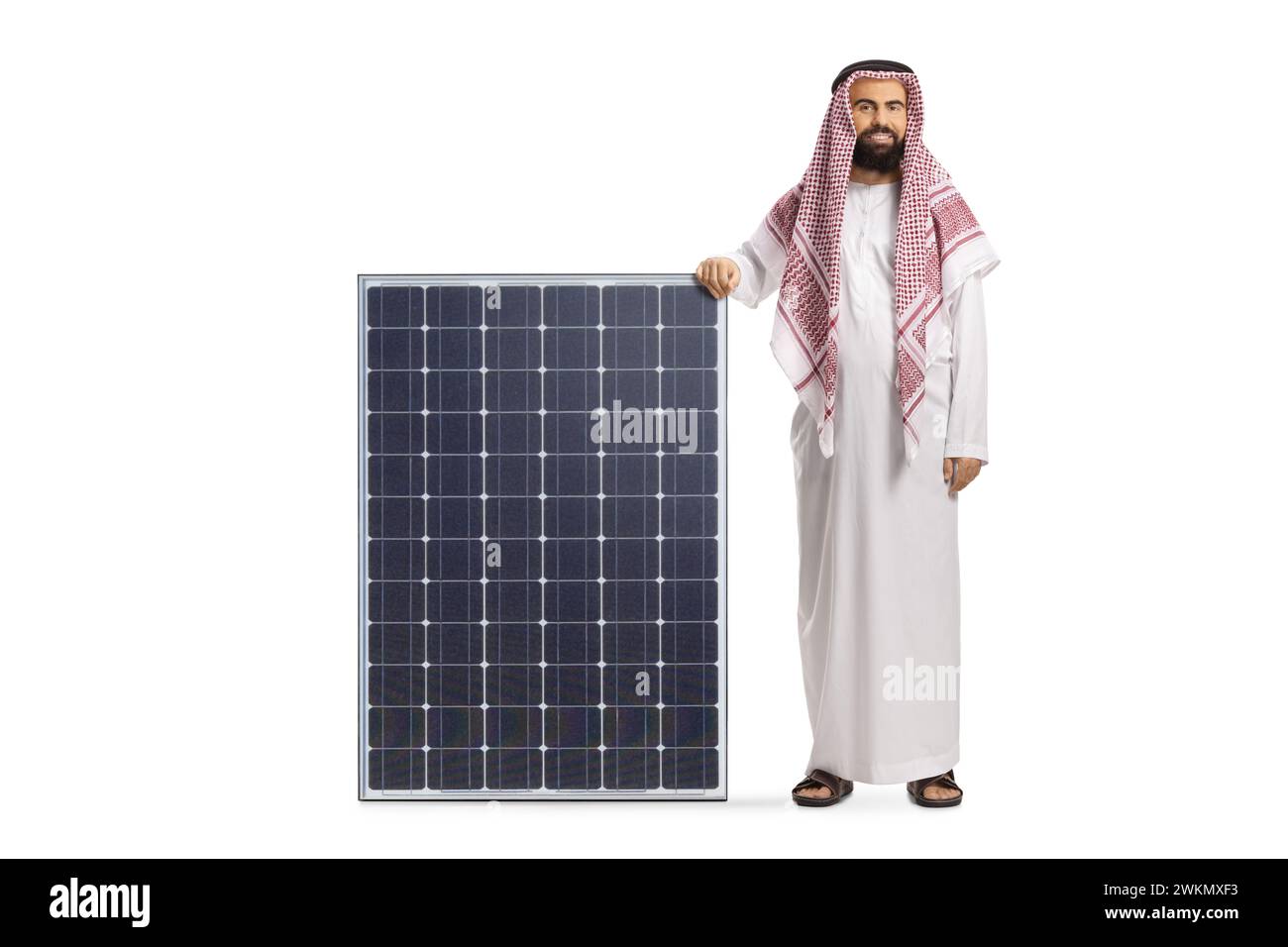 Homme arabe saoudien avec un panneau solaire isolé sur fond blanc Banque D'Images