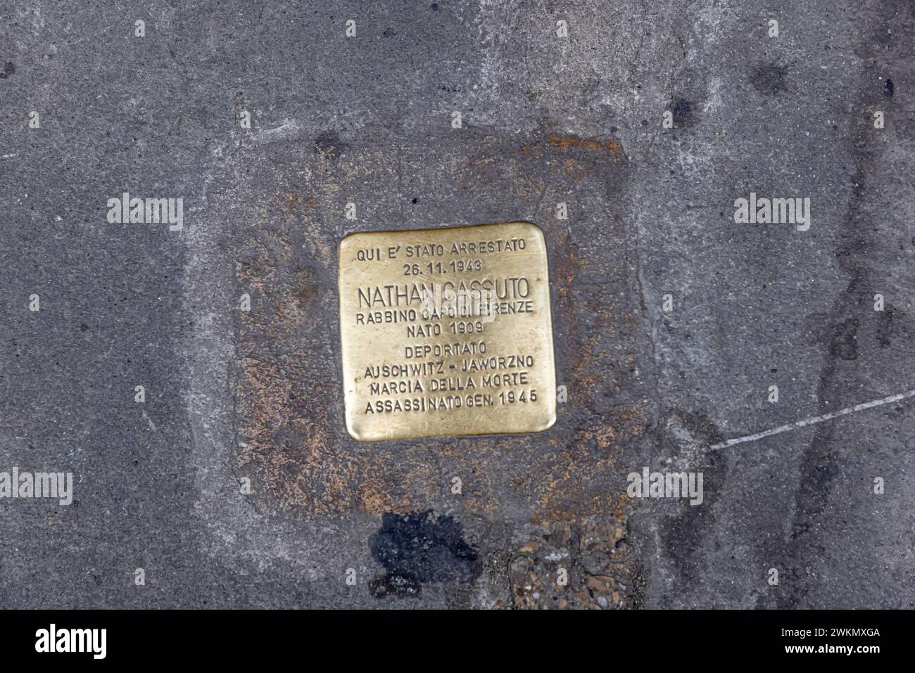 Appelées stolpersteine, ou Òstumbling pierres Ó, ces plaques de bronze sont encastrées dans les rues d'Italie pour commémorer l'endroit où l'Holocaus Banque D'Images