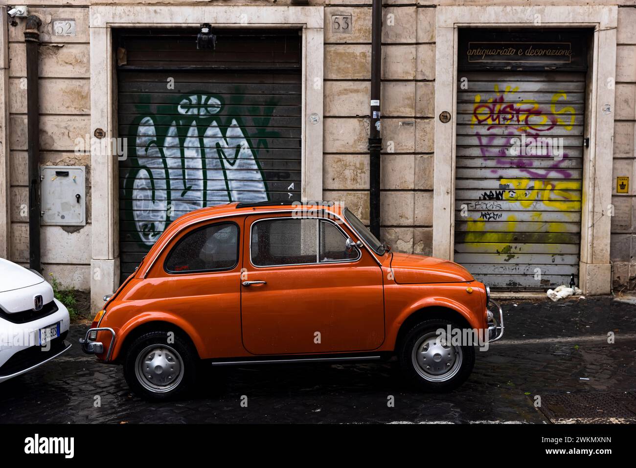 Les rues étroites et sinueuses du quartier de Monti, le plus ancien quartier de Rome, attirent les amateurs de mode à la recherche de magasins vintage et sont une faveur Banque D'Images