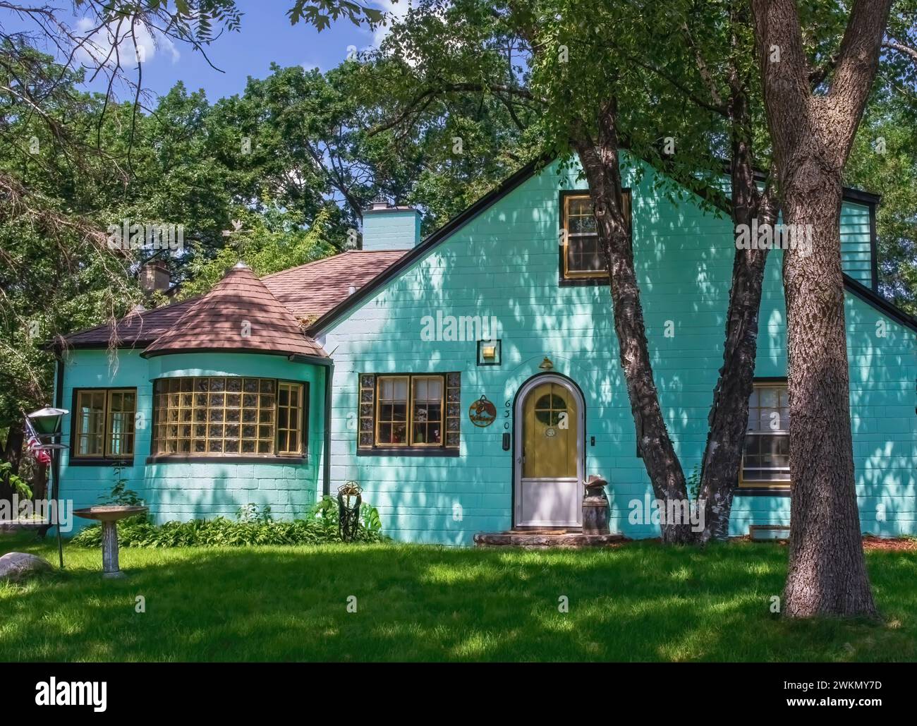 Intéressante maison verte à la menthe surnommée 'The Barbie House' avec ses formes et angles étranges et ses fenêtres soignées sur le sommet d'une colline en parfait Cloud, Minnesota Banque D'Images