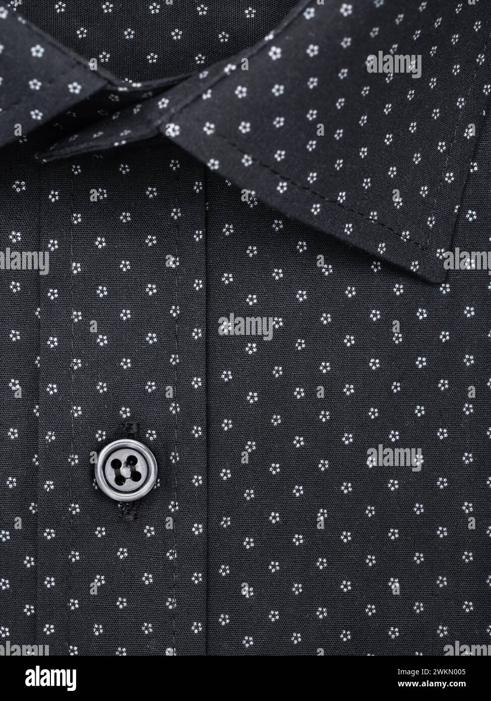 Gros plan avec ouverture à boutons sur une chemise noire pour homme Banque D'Images