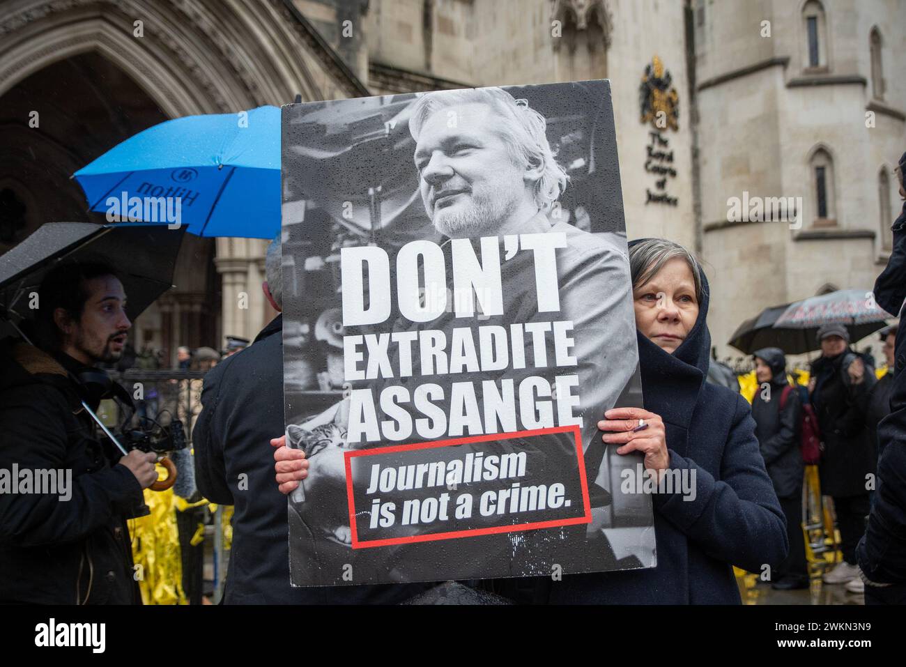 Londres, Royaume-Uni. 21 février 2024. Un manifestant tient une pancarte devant la Cour royale de justice pendant la manifestation. Des centaines de manifestants se sont rassemblés le deuxième jour du procès de Julian Assange devant la Cour royale de justice de Londres, au Royaume-Uni. Les manifestants ont exigé d'abandonner les changements et de le laisser partir librement. (Photo de Krisztian Elek/SOPA images/SIPA USA) crédit : SIPA USA/Alamy Live News Banque D'Images