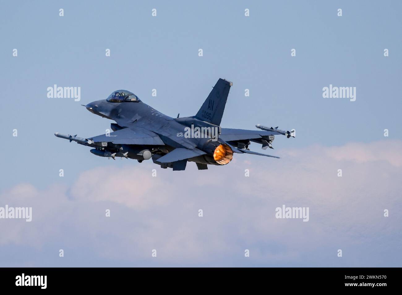 Les États-Unis ont l'intention de former 12 pilotes ukrainiens de F-16 en 2024, la formation des pilotes ukrainiens de F-16 devrait être terminée entre mai et août. Photo : USAF General Dynamics F-16CM Fighting Falcon les États-Unis prévoient de former 12 pilotes ukrainiens de F-16 en 2024, la formation des pilotes ukrainiens de F-16 devrait être terminée entre mai et août. Photo : General Dynamics F-16CM Fighting Falcon de l'USAF. Banque D'Images