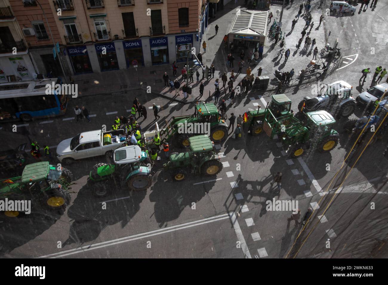 Madrid, Espagne. 21 février 2024. Des tracteurs conduits par des agriculteurs sont vus dans une rue alors qu'ils participent à une manifestation d'agriculteurs des centaines de tracteurs de toute l'Espagne se sont rendus à Madrid pour organiser une manifestation d'agriculteurs et d'éleveurs devant le ministère de l'Agriculture, pêche et alimentation situé dans le centre de Madrid. Crédit : SOPA images Limited/Alamy Live News Banque D'Images