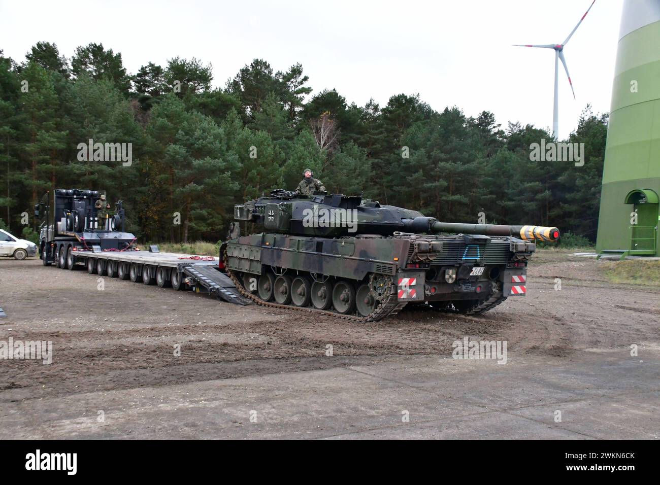 Kampfpanzer Leopard 2 wird auf einen Schwerlasttransporter verladen Ein Kampfpanzer Leopard 2 A7 wird zum weiteren transport auf einen Schwerlasttransporter verladen. Dies erfolgt unter ständiger Vorsicht und mithilfe eines Einweisers, welcher dem Fahrer genaue Kommandos gibt, wie er den Panzer zu fahren Hat. während der Logistikübung Blue Lightning 2023 wurde von der Bundeswehr der Umschlag von Material, die Versorgung durchfahrender Kolonnen sowie der Betrieb einer logistischen basis geübt. Mahlwinkel Sachsen-Anhalt Deutschland *** le char de combat principal Leopard 2 est chargé sur un camion lourd Banque D'Images