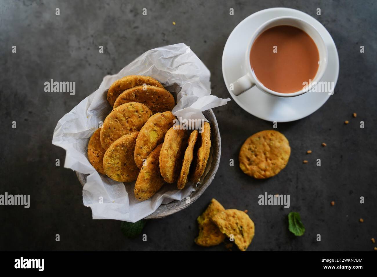 Mathri ou crackers de blé - snacks indiens salés Diwali Banque D'Images