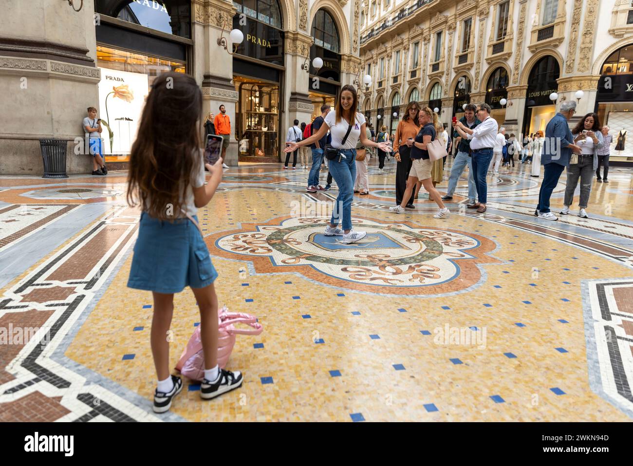 Galleria Vittoria Emanuele II, un centre commercial haut de gamme construit au 19ème siècle et adjacent au Duomo, est recouvert d'acier et de verre, accordé w Banque D'Images