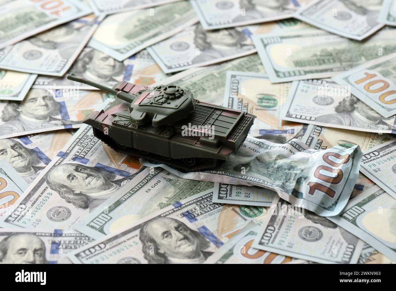 Réservoir sur des billets de cent dollars froissés. Contexte du financement de la guerre et du prix de soutien militaire pour les États-Unis d'Amérique Banque D'Images