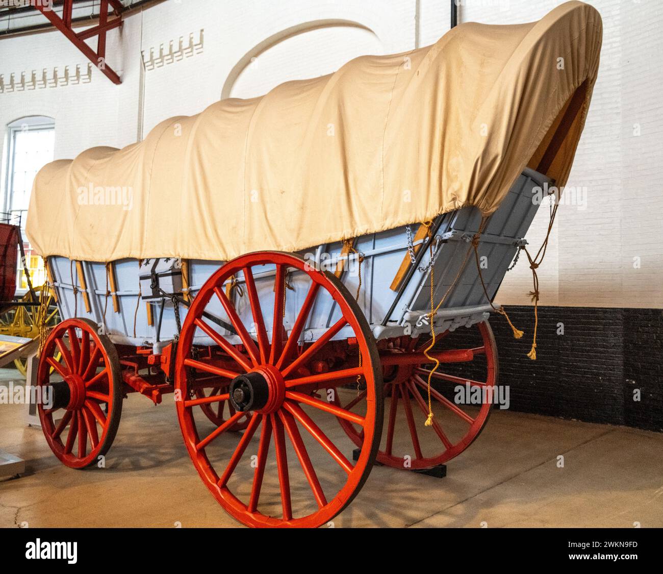 Le Conestoga Covered Wagon au B&O Railroad Museum de Baltimore servait à transporter le commerce et le commerce du port de Baltimore au Midwest américain Banque D'Images