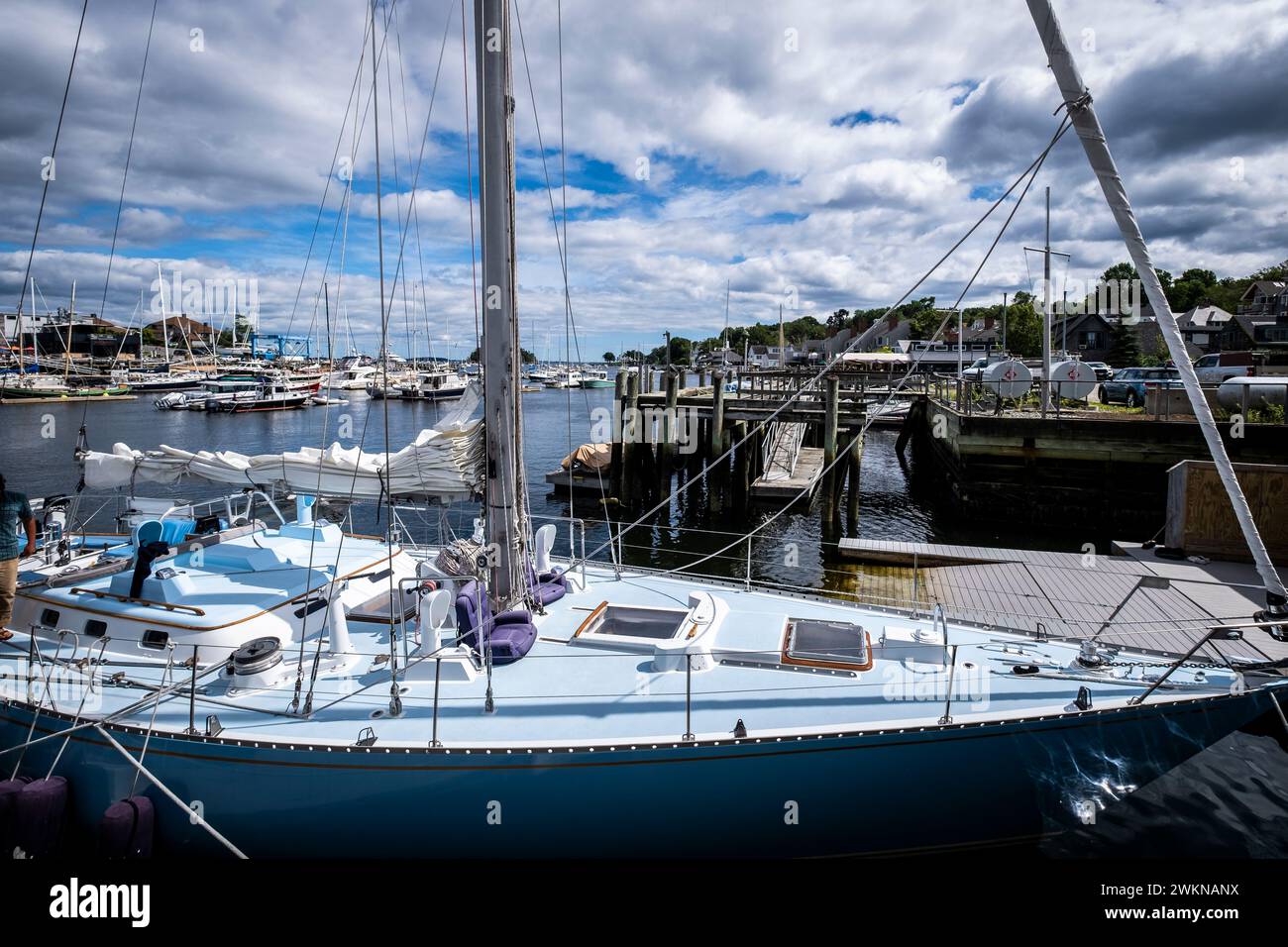 Vue du port de Camden remplie par des voiliers à l'été, Maine, USA Banque D'Images