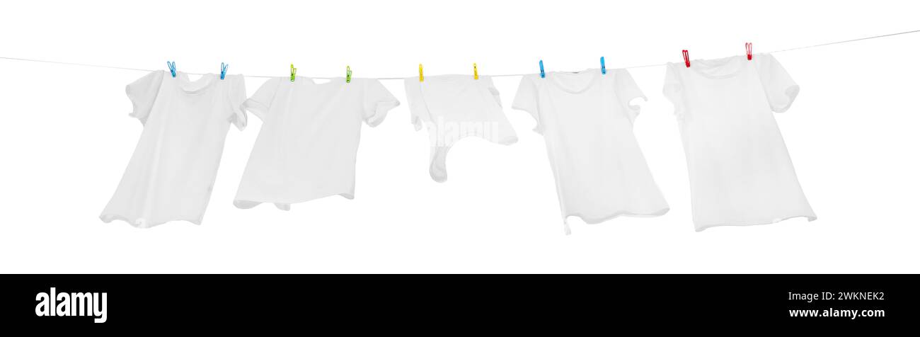 Beaucoup de t-shirts séchant sur la ligne de lavage isolé sur blanc, vue à angle bas Banque D'Images Beaucoup de t-shirts séchant sur la ligne de lavage isolé sur blanc, vue à angle bas Banque D'Images