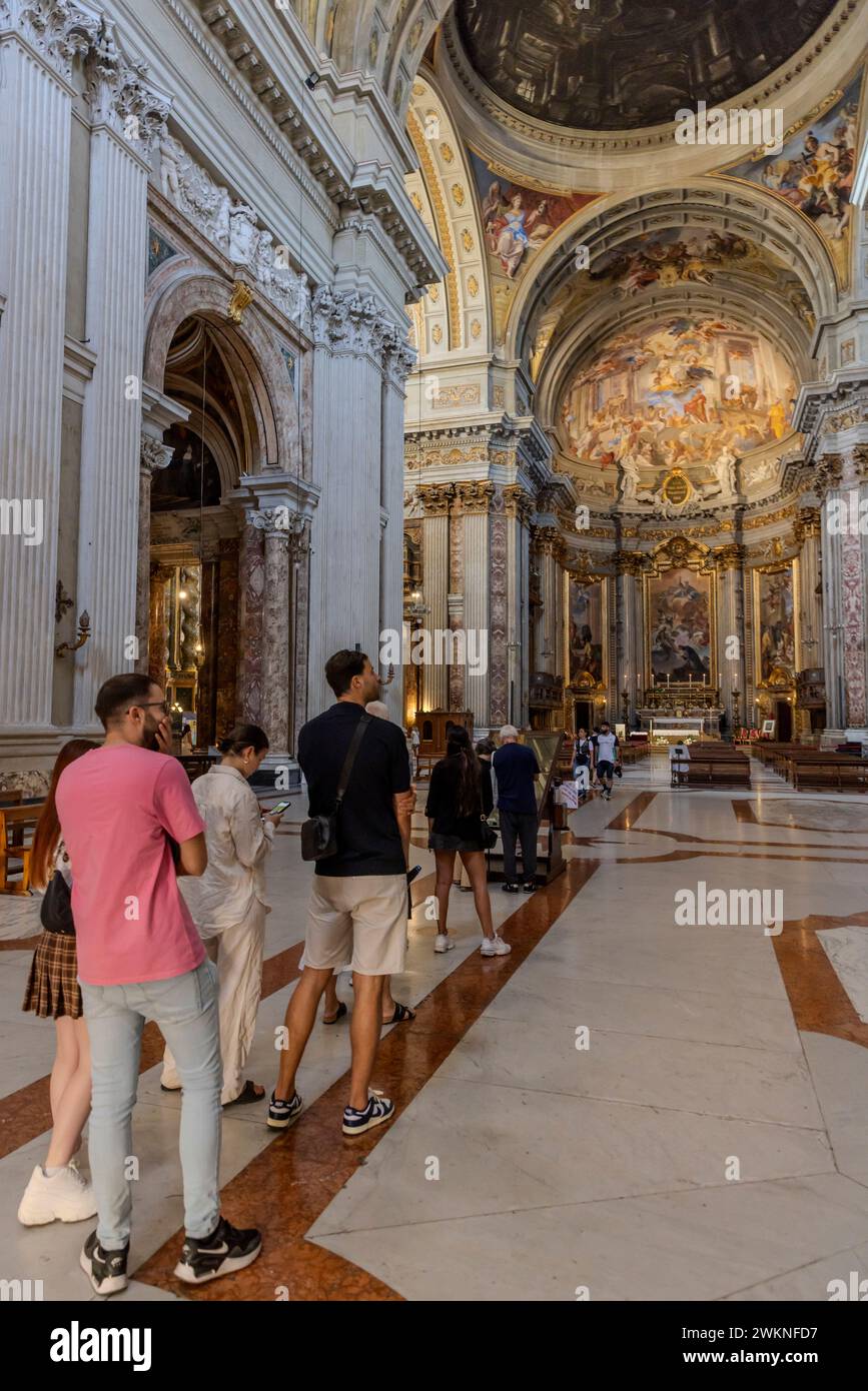 Les gens font la queue pour utiliser un miroir grossissant pour voir l'œuvre d'art détaillée à l'intérieur de l'église SantÕ Ignazio de Loyola à Rome, en Italie Banque D'Images