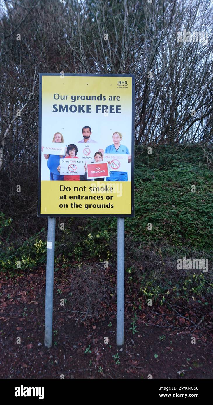 Panneau d'entrée de l'hôpital NHS « nos terrains sont non-fumeurs, ne fumez pas aux entrées ou sur le terrain » Banque D'Images