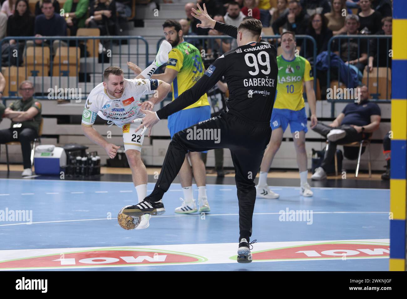 Celje, Slovénie. 21 février 2024. Lukas Mertens (1er l) du SC Magdeburg tire lors de la Ligue des champions EHF masculine entre le RK Celje Pivovarna Lasko et le SC Magdeburg à Celje, Slovénie, le 21 février 2024. Crédit : Zeljko Stevanic/Xinhua/Alamy Live News Banque D'Images