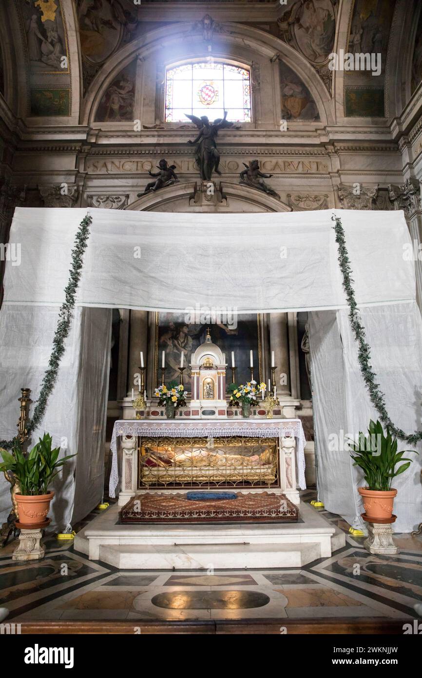 La crypte de Saint Antonin Pierozi, le fondateur, prieur et ancien archevêque de Florence, à l'intérieur de l'église San Marco à Florence. Banque D'Images