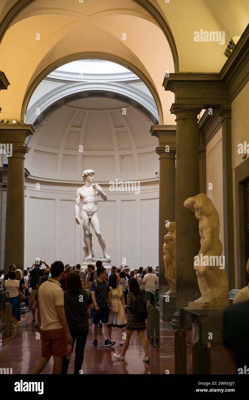 « David », le chef-d'œuvre de Michel-Ange en marbre, se dresse à 16 pieds dans une salle réservée à lui à l'Accademia de Florence, en Italie. Banque D'Images