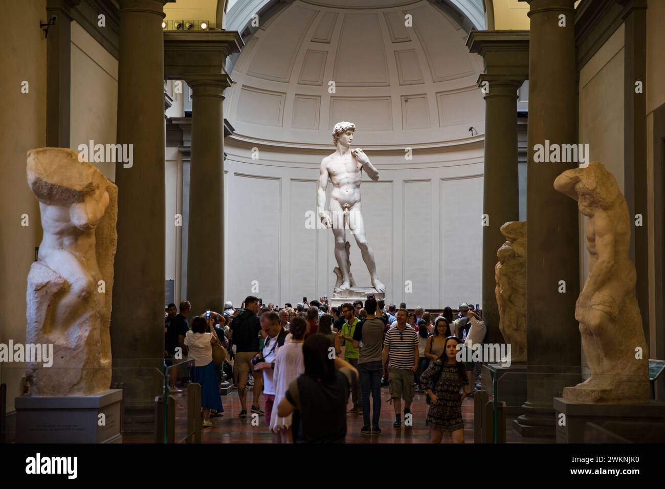 « David », le chef-d'œuvre de Michel-Ange en marbre, se dresse à 16 pieds dans une salle réservée à lui à l'Accademia de Florence, en Italie. Banque D'Images