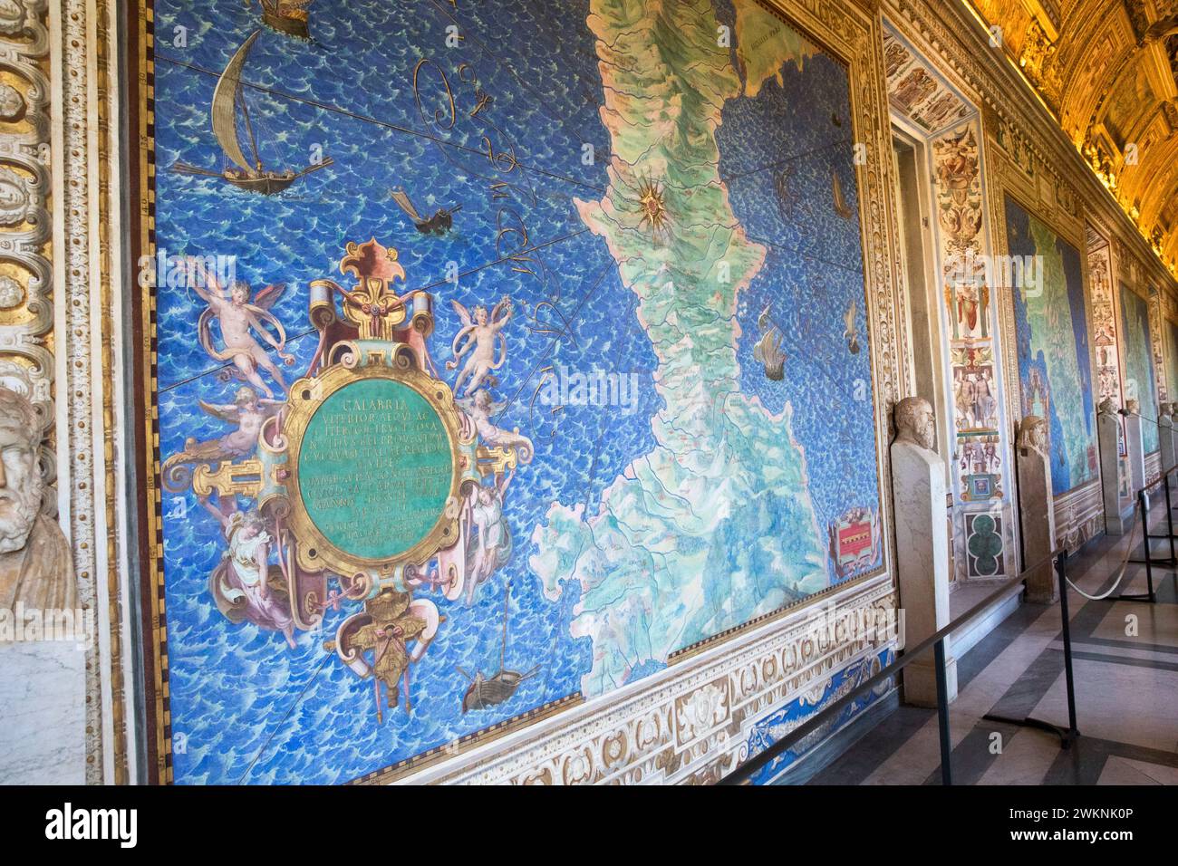Quarante cartes topographiques du XVIe siècle de l'Italie bordent ce long corriger à l'intérieur des musées du Vatican. Banque D'Images
