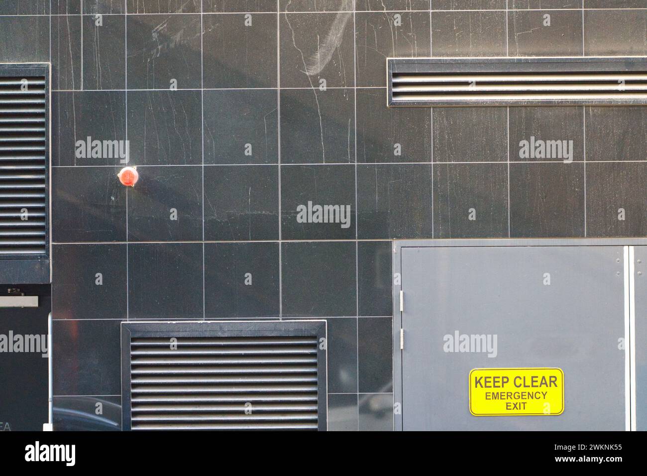 Arrière-plan conception abstraite montrant une salle d'entrée de bâtiment et garder la porte de sortie de secours dégagée à Melbourne en Australie. Banque D'Images