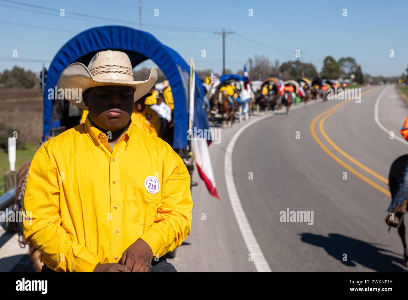 Prairie View, Texas, États-Unis. 19 février 2024. HERMAN CLAYTON ADAMS, 16 ans, suit le wagon couvert de tête lors de la Prairie View Trail Riders Association (PVTRA) 67 lors de leur voyage de 100 miles de Hempstead, TX à Houston pour le Houston Livestock Show and Rodeo annuel à Houston, TX, du 27 février au 17 mars. La PVTRA a été fondée en 1957 et leur but est de promouvoir l'intérêt agricole pour les jeunes Américains et de perpétuer ces principes et méthodes qui sont devenus les idéaux et les traditions du monde occidental ainsi que le patrimoine occidental noir. IT Banque D'Images