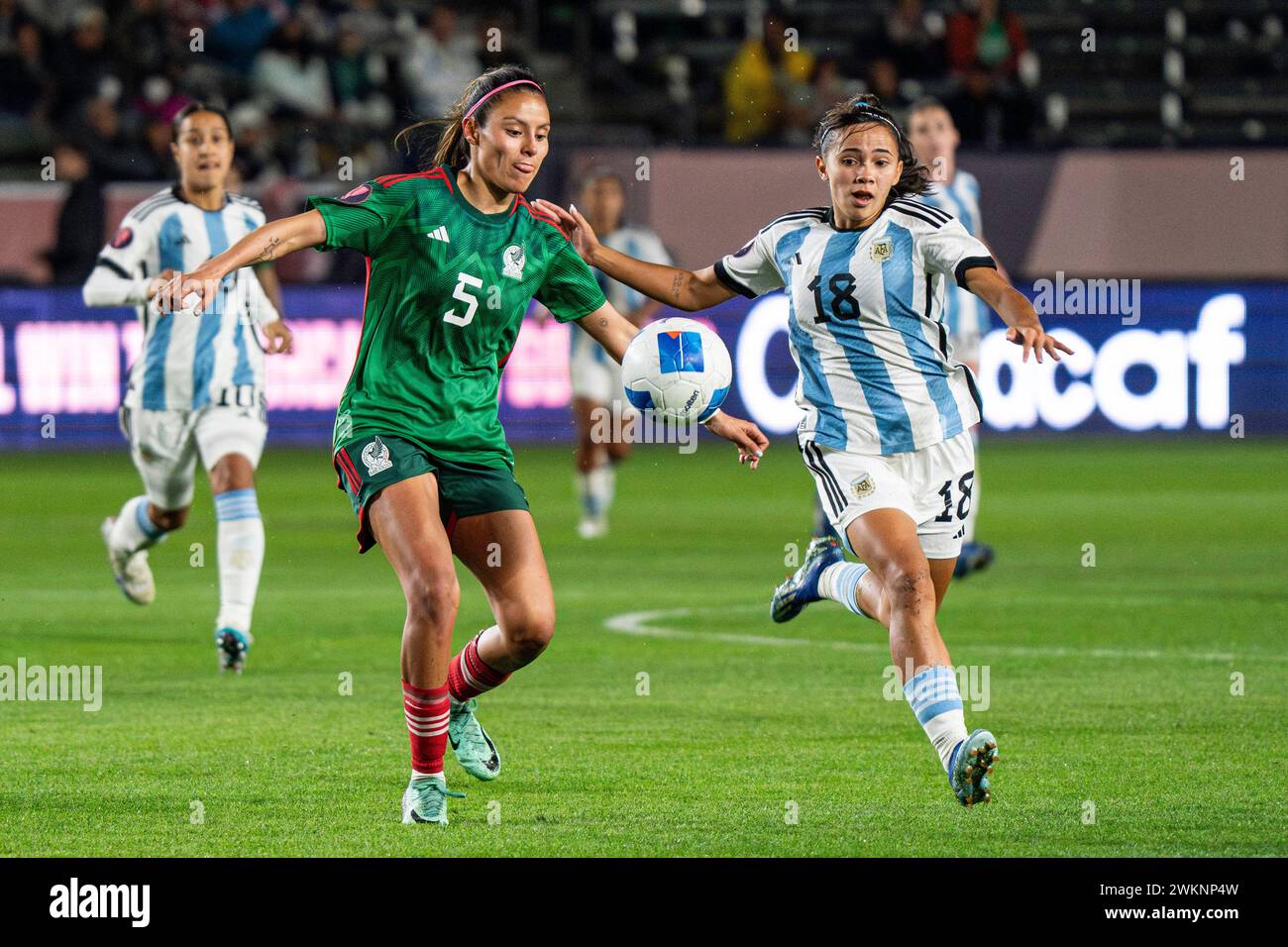 La défenseuse mexicaine Karen Luna (5) efface un ballon de la défenseuse Argentine Celeste dos Santos (18) lors du match du Groupe A De la CONCACAF W Gold Cup, mardi, Fe Banque D'Images