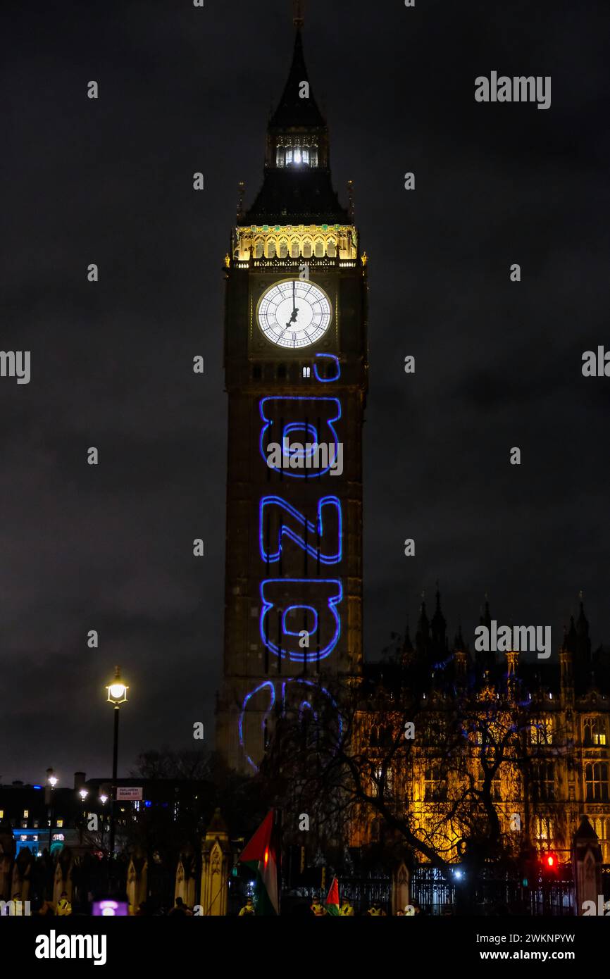 Londres, Royaume-Uni, 21 février 2024. Le mot « Gaza » est projeté sur la Tour Elizabeth alors que les manifestants se rassemblent pour un rassemblement sur la place du Parlement. Les députés débattent et votent sur une motion que le Parti national écossais (SNP) avait déposée, appelant à un cessez-le-feu immédiat. Crédit : onzième heure photographie/Alamy Live News Banque D'Images