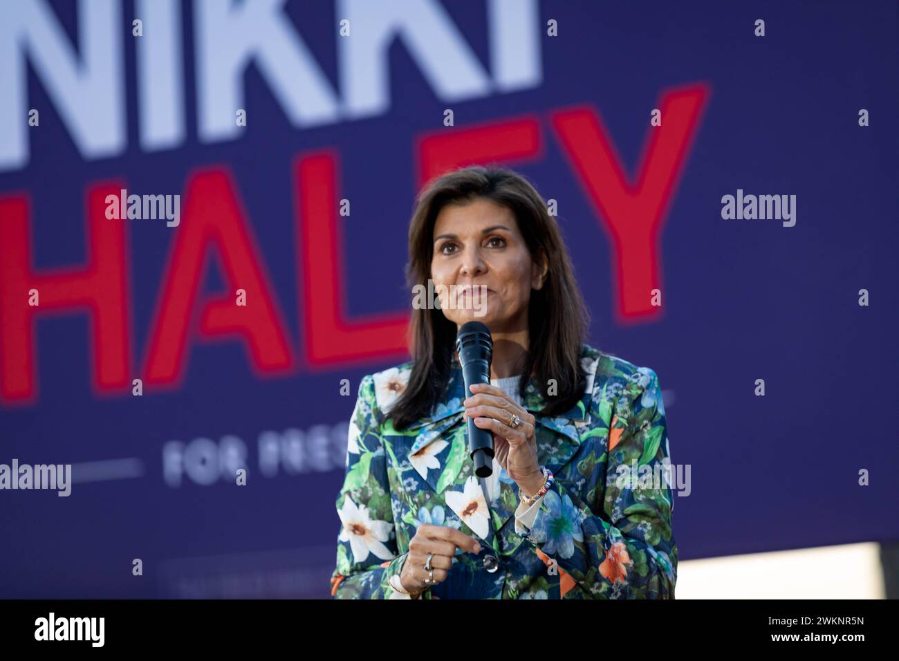 BEAUFORT, CAROLINE DU SUD - 21 FÉVRIER : le candidat républicain à la présidence, l'ancien ambassadeur de l'ONU Nikki Haley, prend la parole lors d'un événement de campagne au Henry C. Chambers Waterfront Park le 21 février 2024, à Beaufort, en Caroline du Sud. Haley a juré de rester dans la course présidentielle républicaine contre Donald Trump indépendamment du résultat des primaires de Caroline du Sud de samedi, disant qu'elle ne reculerait pas sous la pression de l'ancien président et de ses alliés. (Photo de Michael Nigro/Sipa USA) crédit : Sipa USA/Alamy Live News Banque D'Images