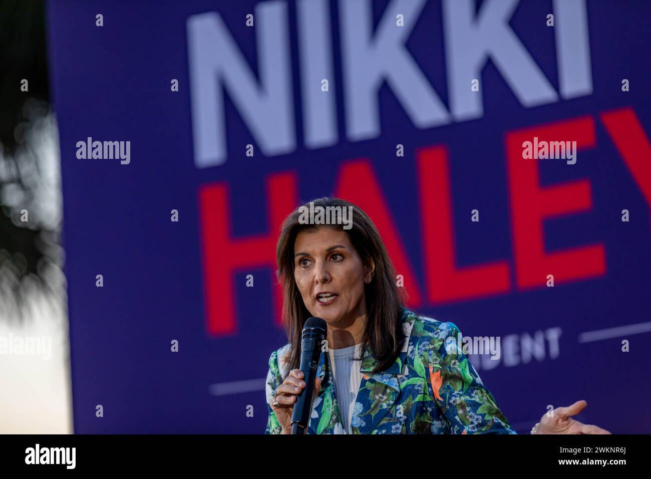 BEAUFORT, CAROLINE DU SUD - 21 FÉVRIER : le candidat républicain à la présidence, l'ancien ambassadeur de l'ONU Nikki Haley, prend la parole lors d'un événement de campagne au Henry C. Chambers Waterfront Park le 21 février 2024, à Beaufort, en Caroline du Sud. Haley a juré de rester dans la course présidentielle républicaine contre Donald Trump indépendamment du résultat des primaires de Caroline du Sud de samedi, disant qu'elle ne reculerait pas sous la pression de l'ancien président et de ses alliés. (Photo de Michael Nigro/Sipa USA) crédit : Sipa USA/Alamy Live News Banque D'Images