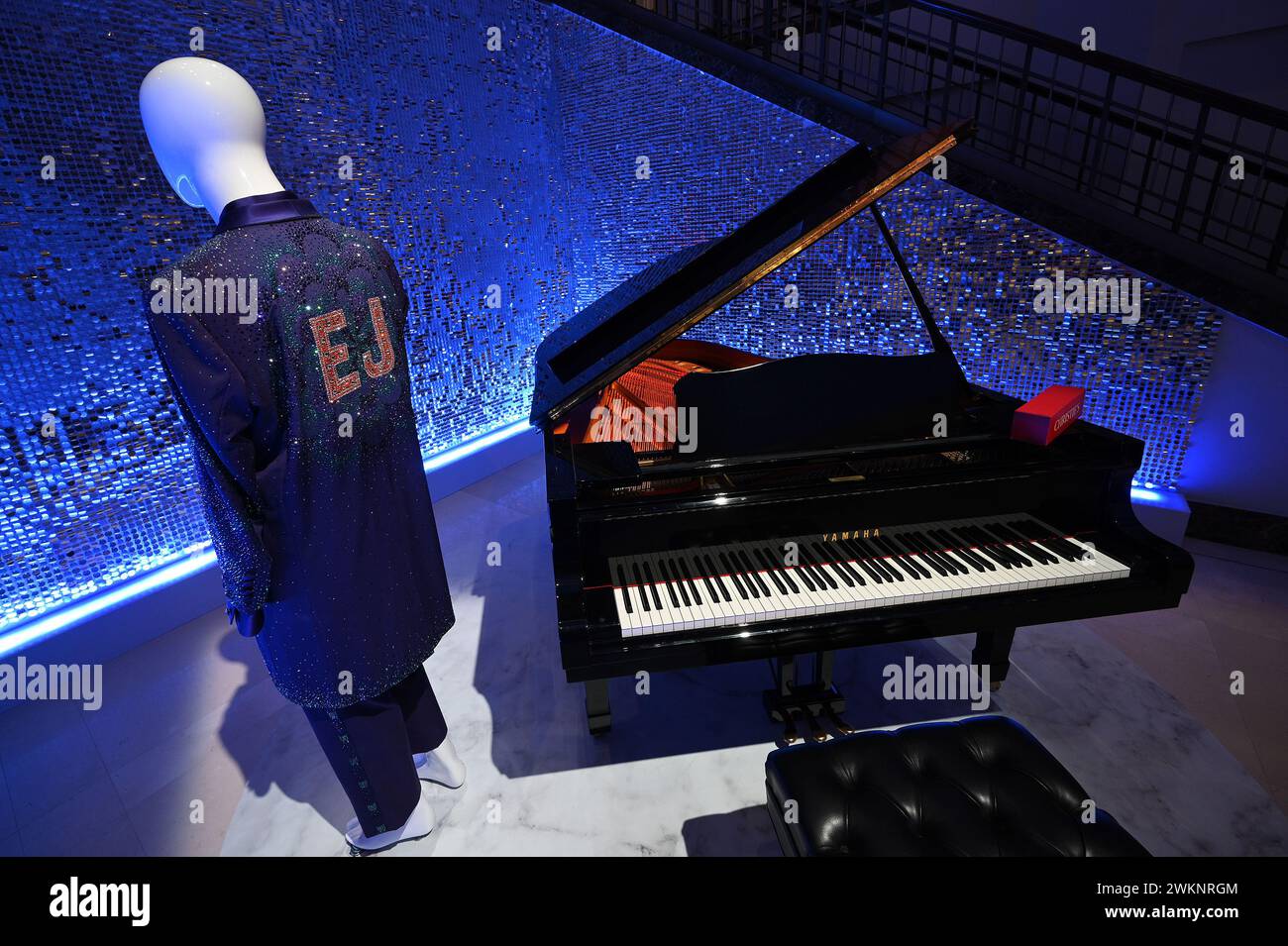 New York, États-Unis. 21 février 2024. Une veste portée sur scène avec les initiales EJ et un piano de conservatoire exposés et en vente aux enchères dans le cadre de la collection 'Goodbye Peachtree Road' de Sir Elton John à Christie's, New York, NY, le 21 février 2024. (Photo par Anthony Behar/Sipa USA) crédit : Sipa USA/Alamy Live News Banque D'Images