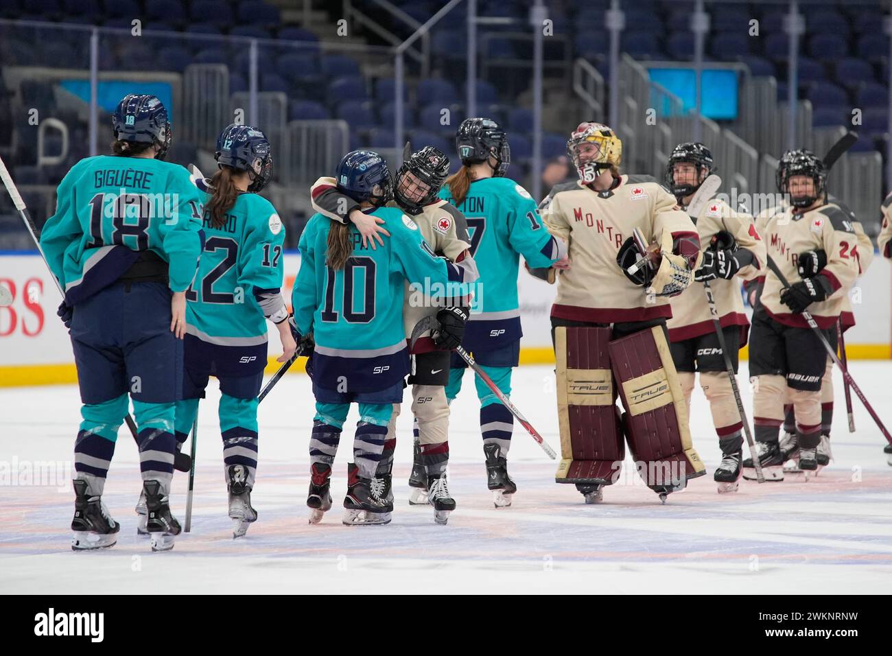 New York and Montreal players exchange pleasantries after a PWHL hockey game on Wednesday, Feb. 21, 2024, in Elmont, N.Y. (AP Photo/Peter K. Afriyie) Banque D'Images