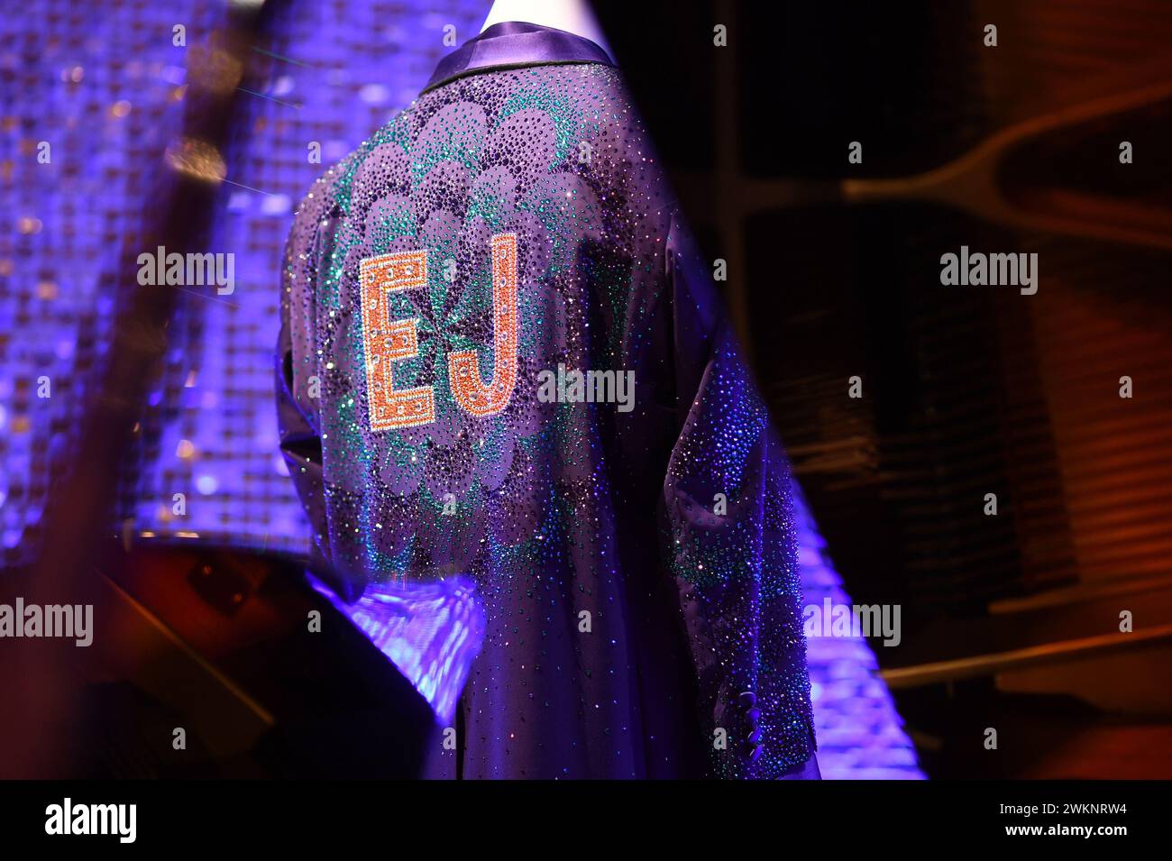 New York, États-Unis. 21 février 2024. Une veste portée sur scène avec les initiales EJ et un piano exposé et en vente aux enchères dans le cadre de la collection 'Goodbye Peachtree Road' de Sir Elton John à Christie's, New York, NY, le 21 février 2024. (Photo par Anthony Behar/Sipa USA) crédit : Sipa USA/Alamy Live News Banque D'Images