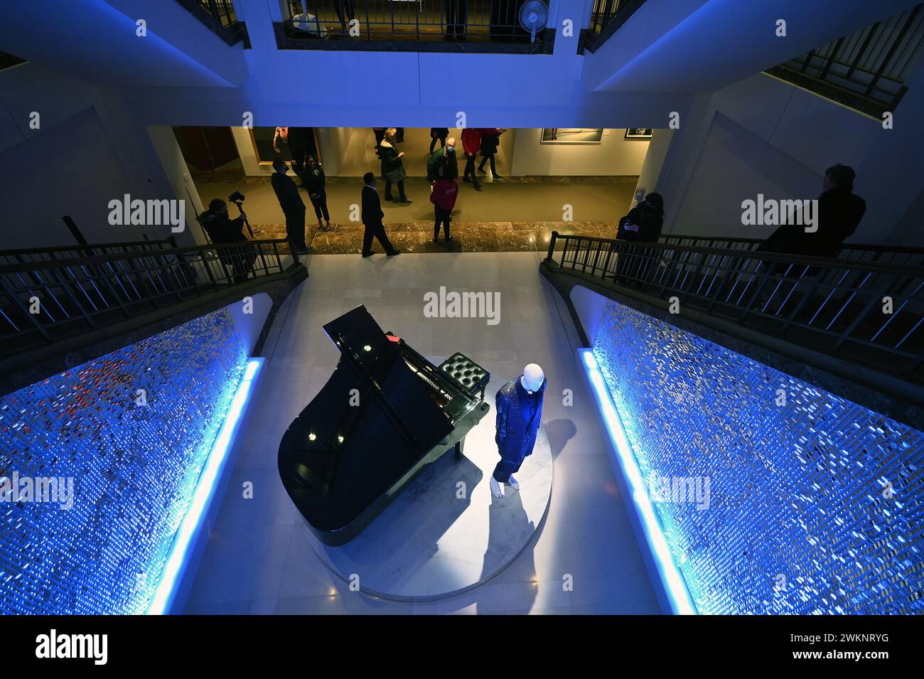 New York, États-Unis. 21 février 2024. Une veste portée sur scène avec les initiales EJ et un piano de conservatoire exposés et en vente aux enchères dans le cadre de la collection 'Goodbye Peachtree Road' de Sir Elton John à Christie's, New York, NY, le 21 février 2024. (Photo par Anthony Behar/Sipa USA) crédit : Sipa USA/Alamy Live News Banque D'Images