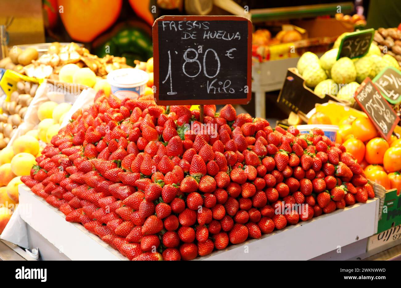Fraises espagnoles fraîches au marché des fruits et légumes de Malaga, 12/02/2019 Banque D'Images