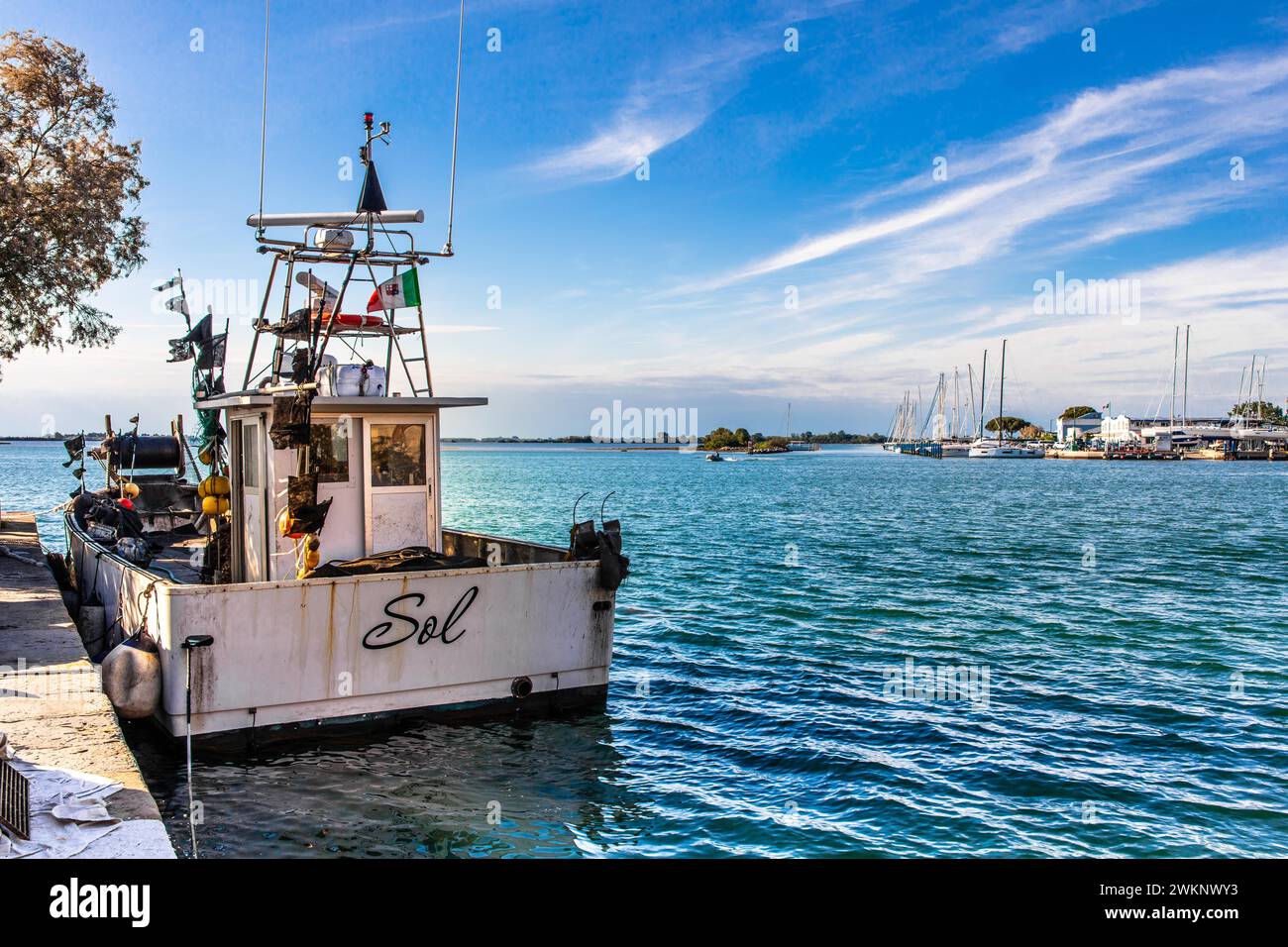 Bateau de pêche, île de la ville lagunaire de Grado, côte nord de la mer Adriatique, Frioul, Italie, Grado, Frioul, Italie Banque D'Images