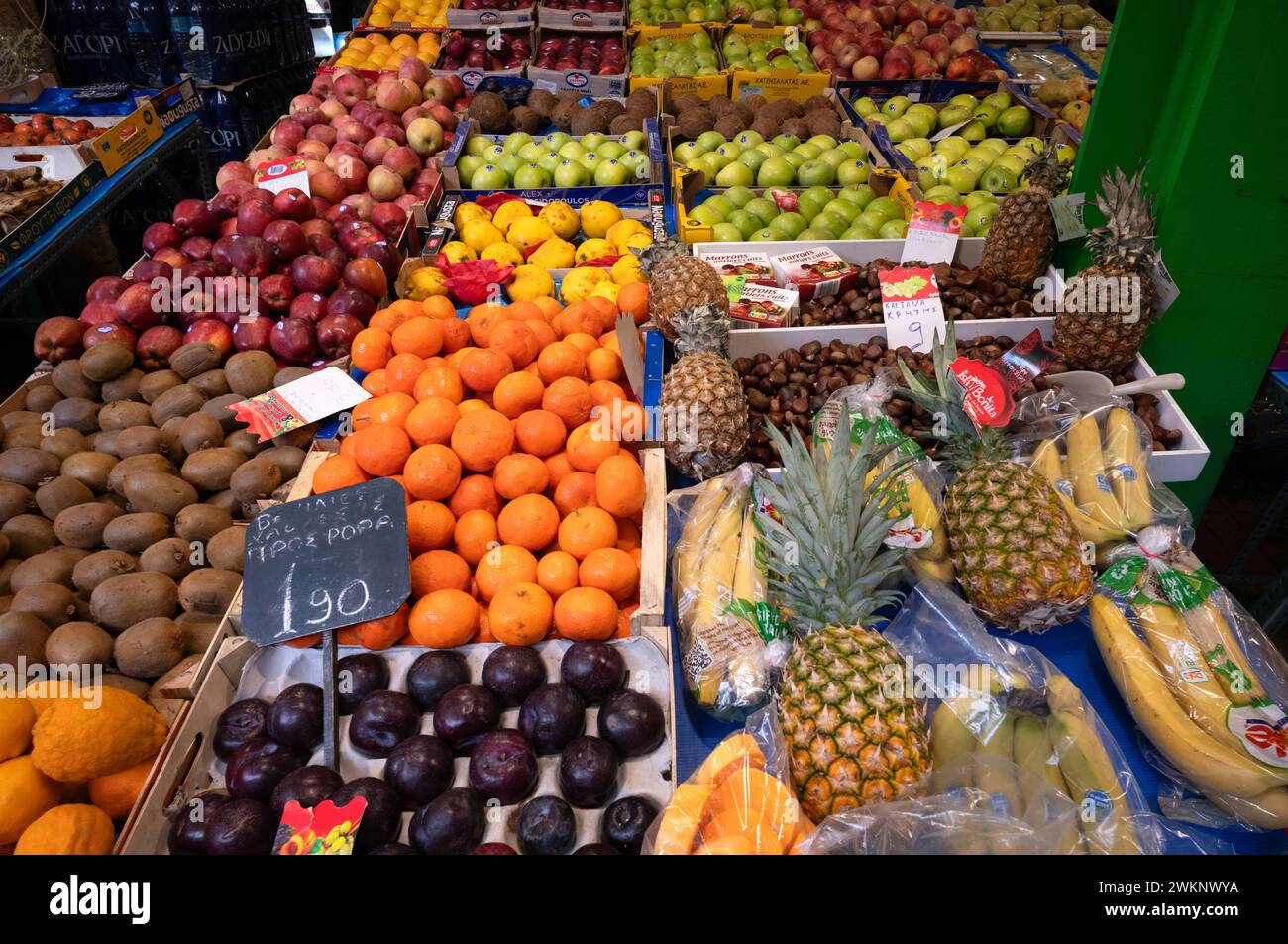 Affichage de fruits frais, fruits, oranges, ananas, bananes, kiwi, pommes, prunes, vendeur de fruits, nourriture, marché de Kapani, Vlali, Thessalonique, Macédoine Banque D'Images