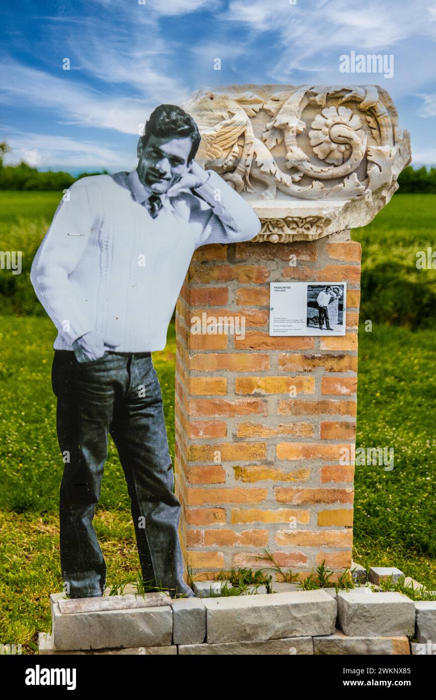 Monument Pasolini sur le port intérieur de VIIa Sacram, l'une des installations portuaires romaines les mieux préservées, site du patrimoine mondial de l'UNESCO, ville importante Banque D'Images