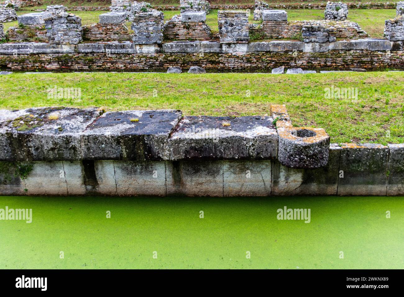 Anneau de jetée, port intérieur, l'une des installations portuaires romaines les mieux préservées, site du patrimoine mondial de l'UNESCO, ville importante dans l'Empire romain, Frioul Banque D'Images