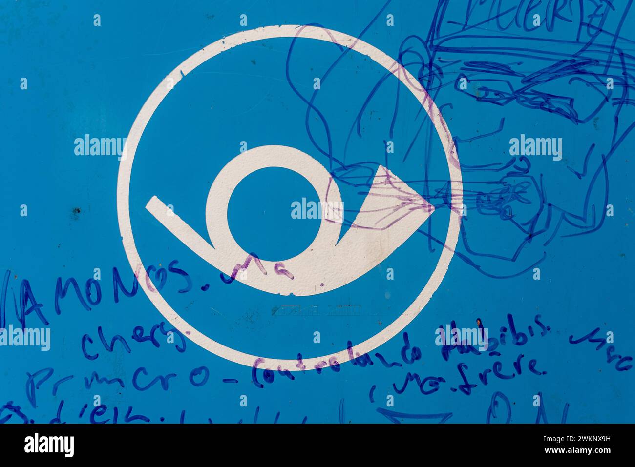 Corne postale, corne du bureau de poste, dessins griffonnés et écriture sur une surface bleue, Allemagne Banque D'Images