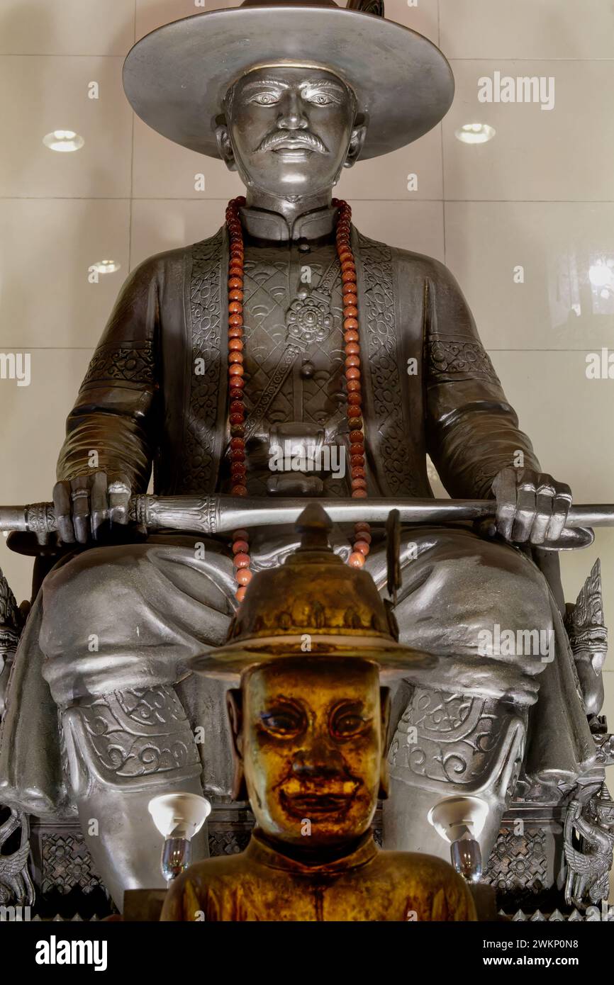 Statue du roi Taksin le Grand (1734-82), roi du Siam avec la capitale Thonburi ; au sanctuaire Somdet Phra Chao Taksin, Banglamphu, Bangkok, Thaïlande Banque D'Images
