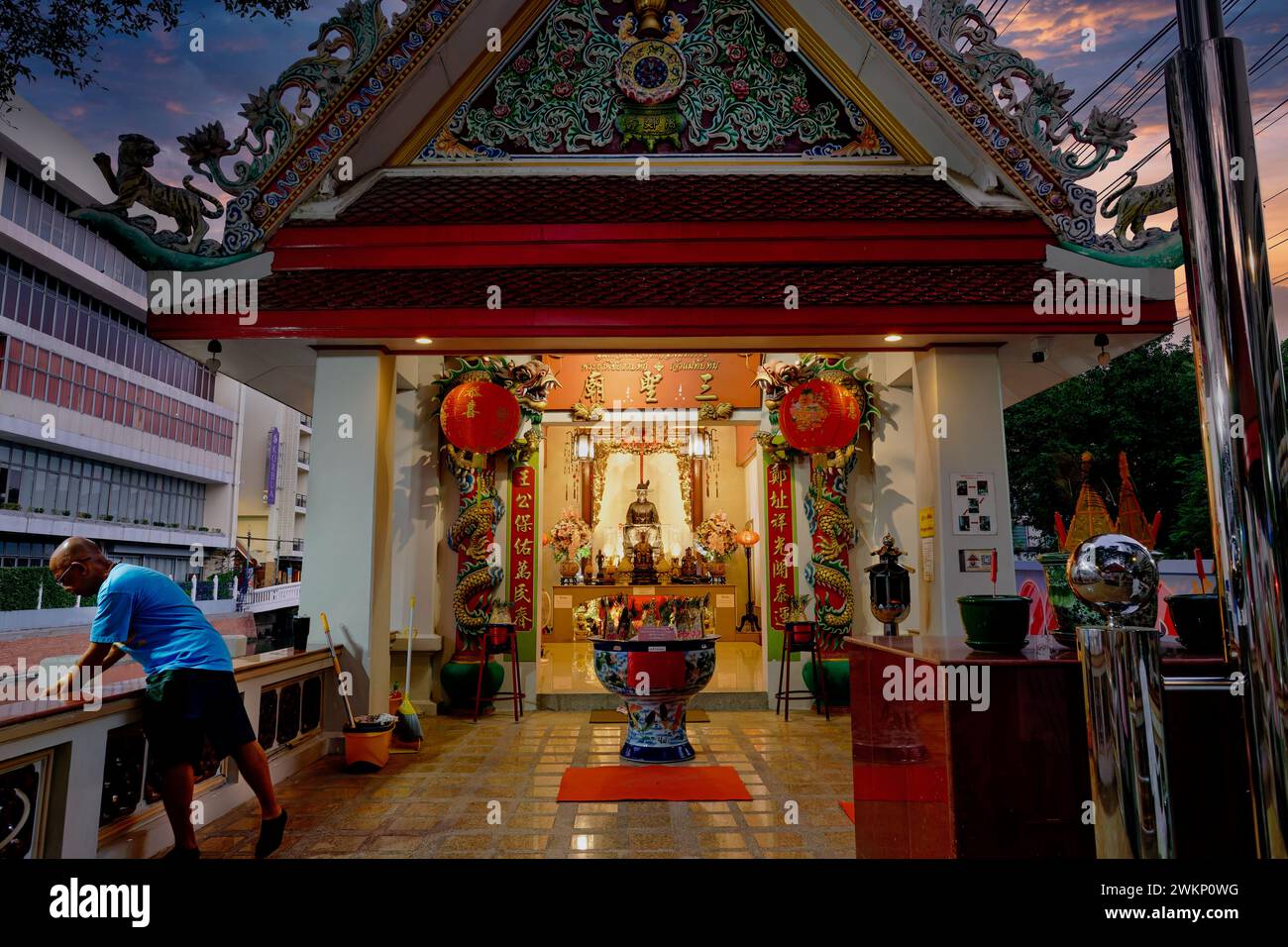 Sanctuaire Somdet Phra Chao Taksin à l'aube, un sanctuaire de prière dédié au roi Taksin de Siam (voir statue centrale) ; dans la région de Banglamphu, Bangkok, Thaïlande Banque D'Images
