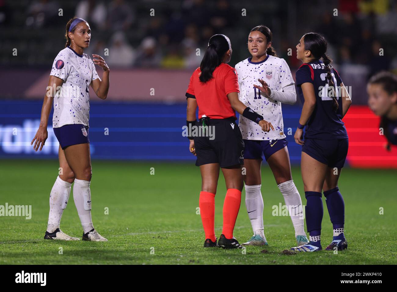 Carson, Californie, États-Unis. 20 février 2024. L’attaquante américaine SOPHIA SMITH (11 ans) et le milieu de terrain de la République dominicaine Jaylen Valleco (21 ans) s’adressent à l’arbitre après une collision avant un corner lors de la première moitié d’un match de phase de groupes de la CONCACAF W Gold Cup entre les États-Unis et la République dominicaine au Dignity Health Sports Park in Carson, Californie. (Crédit image : © Brenton Tse/ZUMA Press Wire) USAGE ÉDITORIAL SEULEMENT! Non destiné à UN USAGE commercial ! Banque D'Images