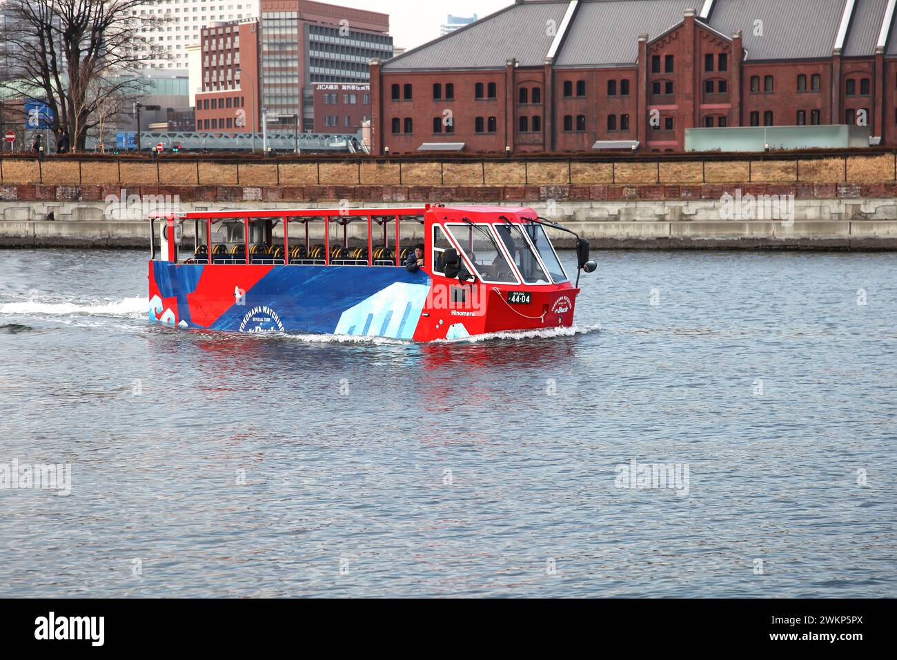 Le Yokohama Sky Duck véhicule amphibie de tourisme et bus touristique dans la baie de Yokohama, au Japon. Banque D'Images