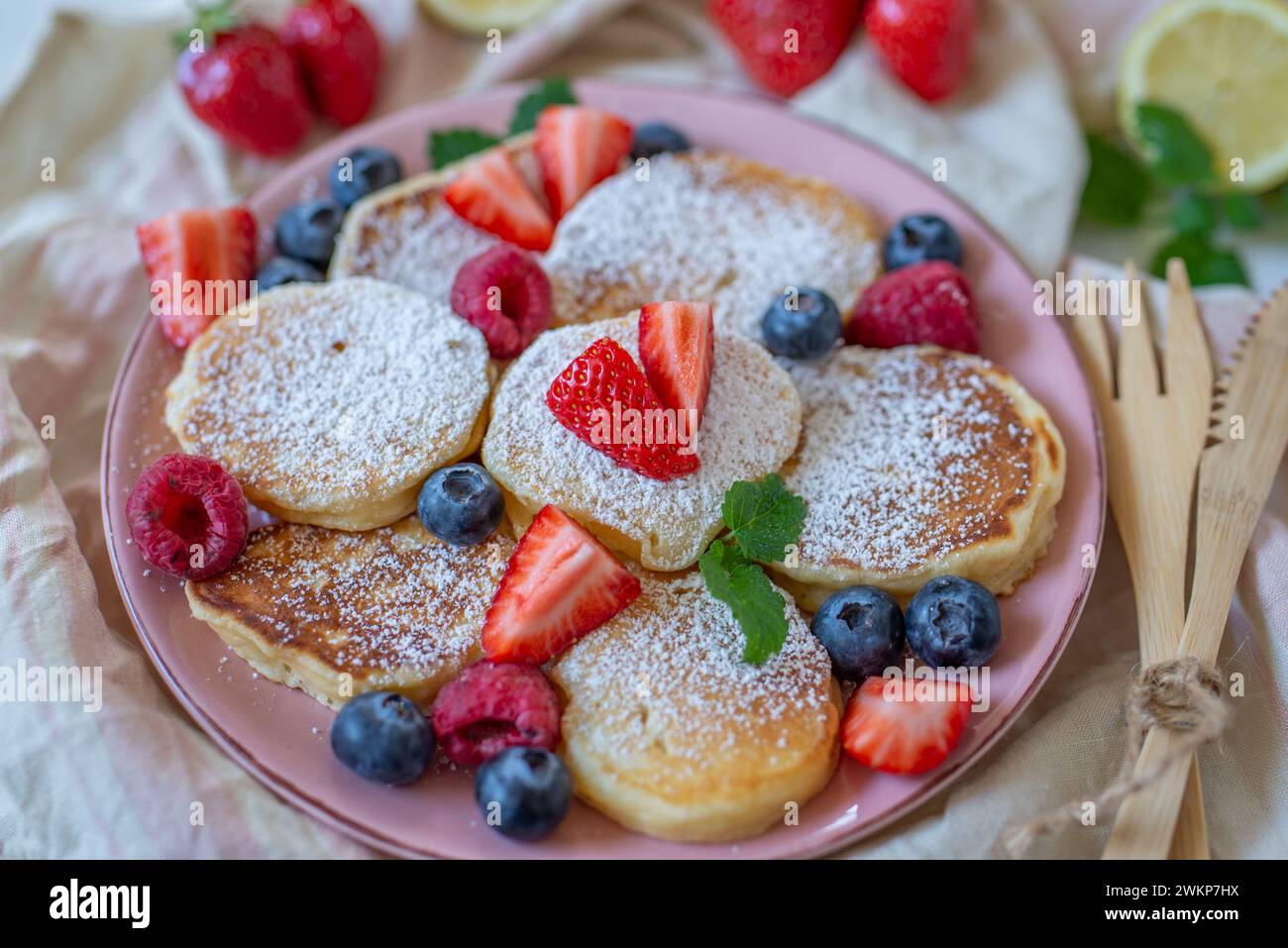 Crêpes aux myrtilles avec des myrtilles fraîches Banque D'Images