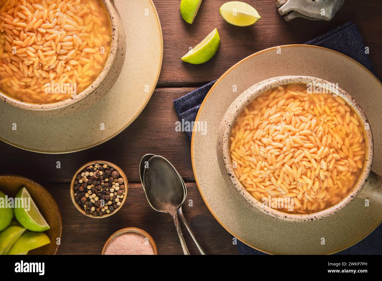 Cuisine arabe ; soupe traditionnelle d'orzo du moyen-Orient ou soupe de langue d'oiseau. C'est un délicieux bouillon de poulet avec des pâtes orzo. Banque D'Images