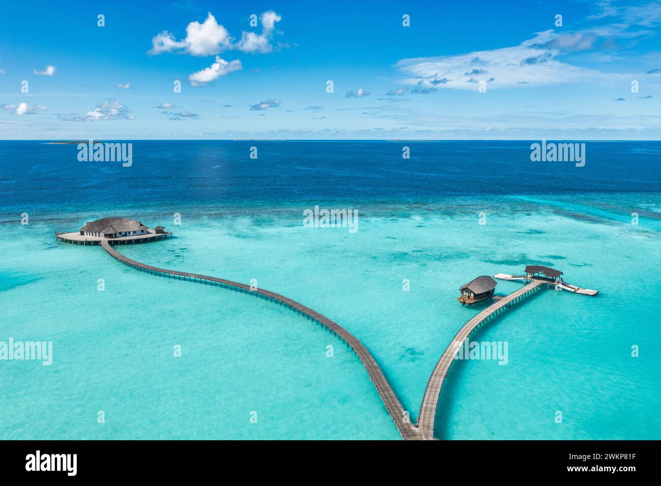 Magnifique paradis des Maldives. Paysage de voyage aérien tropical, paysage marin avec pont en bois, villas aquatiques, plage de sable de mer incroyable ciel, île tropicale Banque D'Images