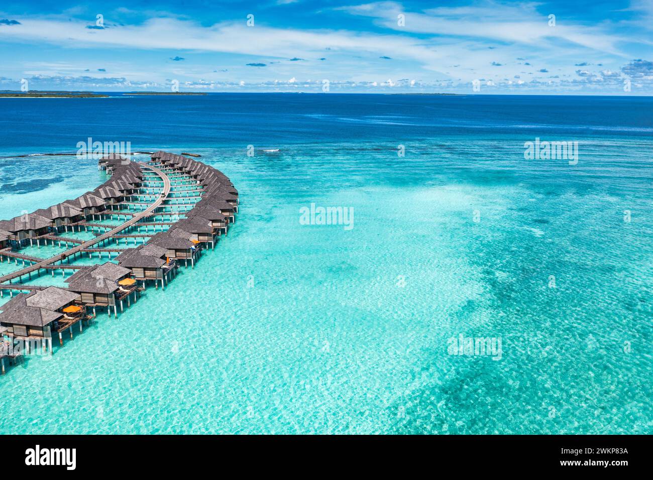 Magnifique paradis des Maldives. Paysage de voyage aérien tropical, paysage marin avec pont en bois, villas aquatiques, plage de sable de mer incroyable ciel, île tropicale Banque D'Images