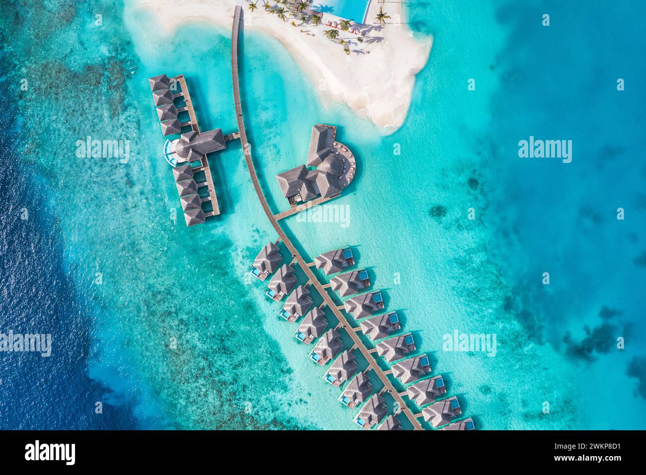 Magnifique paradis des Maldives. Paysage de voyage aérien tropical, paysage marin avec pont en bois, villas aquatiques, plage de sable de mer incroyable ciel, île tropicale Banque D'Images
