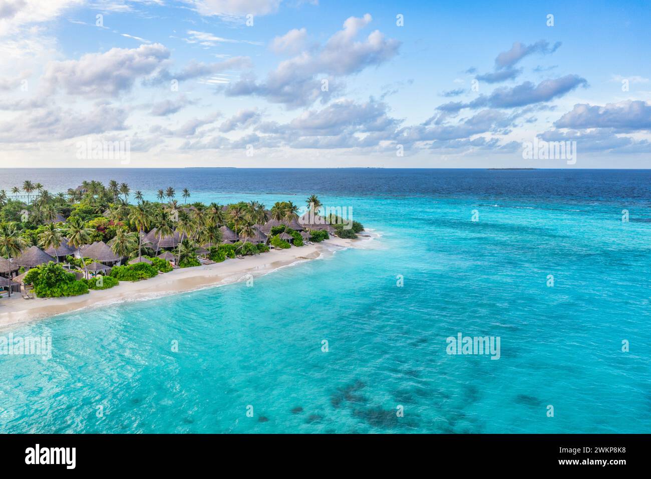 Magnifique paradis des Maldives. Paysage de voyage aérien tropical, paysage marin avec pont en bois, villas aquatiques, plage de sable de mer incroyable ciel, île tropicale Banque D'Images
